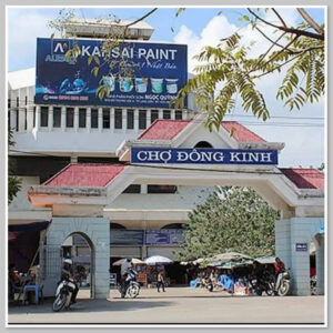 Cổng chính vào chợ Đông Kinh